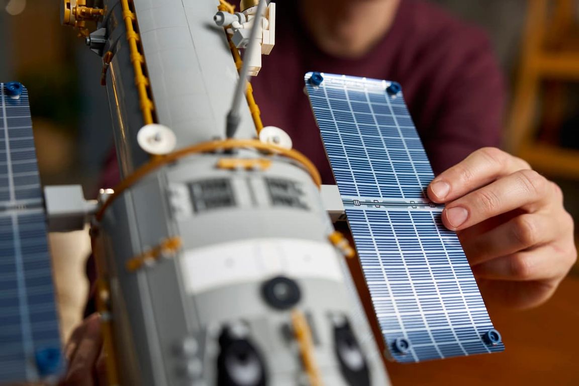 LEGO® Icons Hubble Space Telescope