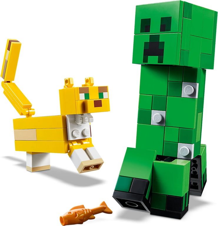 LEGO® Minecraft BigFig Creeper™ and Ocelot gameplay