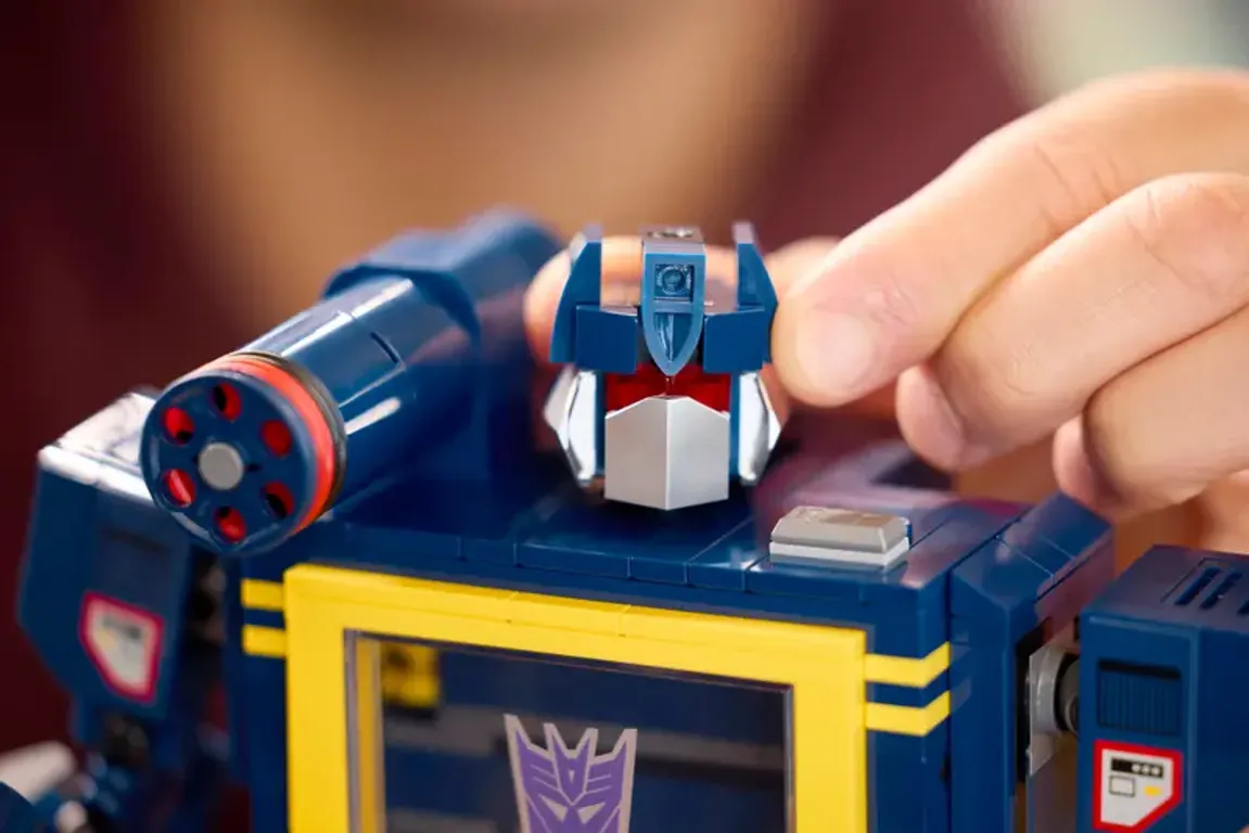 LEGO® Icons Transformers: Soundwave