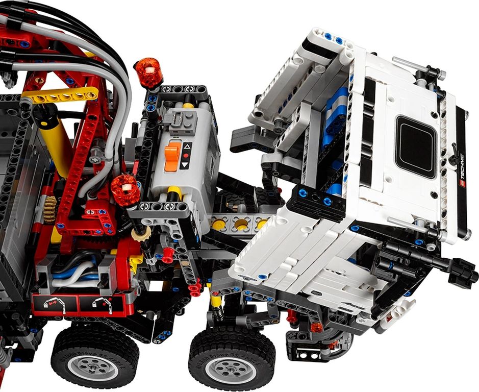 LEGO® Technic Mercedes-Benz Arocs 3245 components
