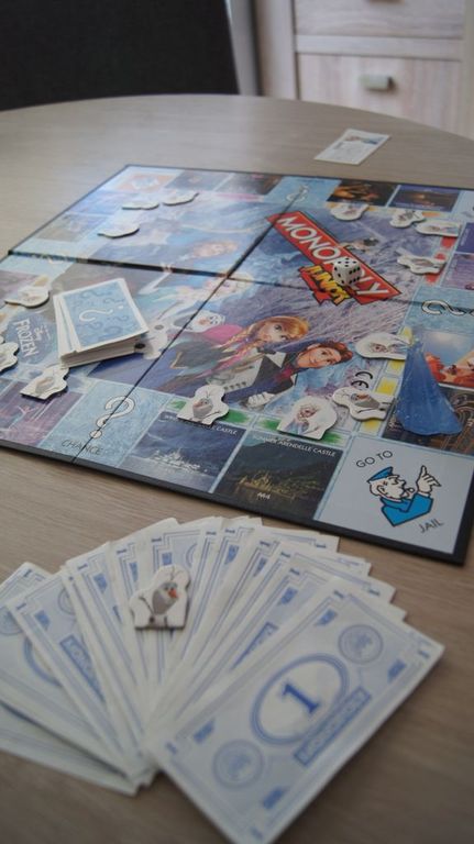 Monopoly Junior Disney Frozen components