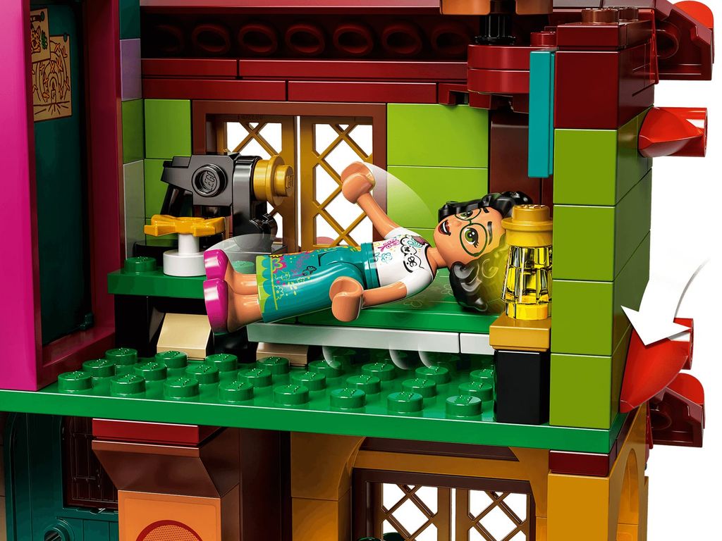 LEGO® Disney Casa Madrigal interior