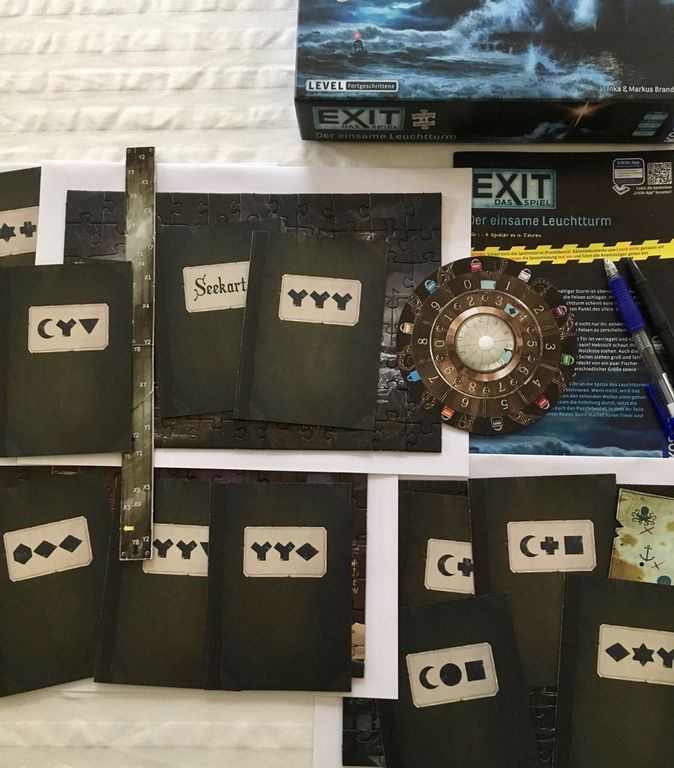 Exit: The Game + Puzzle – The Deserted Lighthouse components