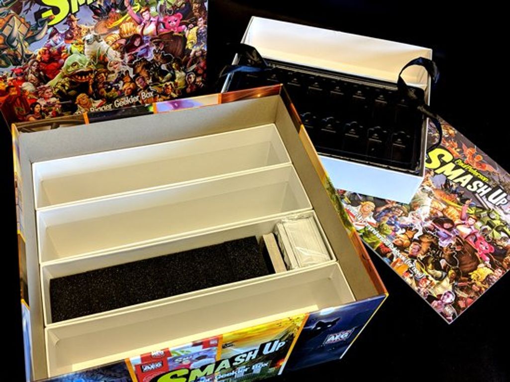 Smash Up : The Bigger Geekier Box components