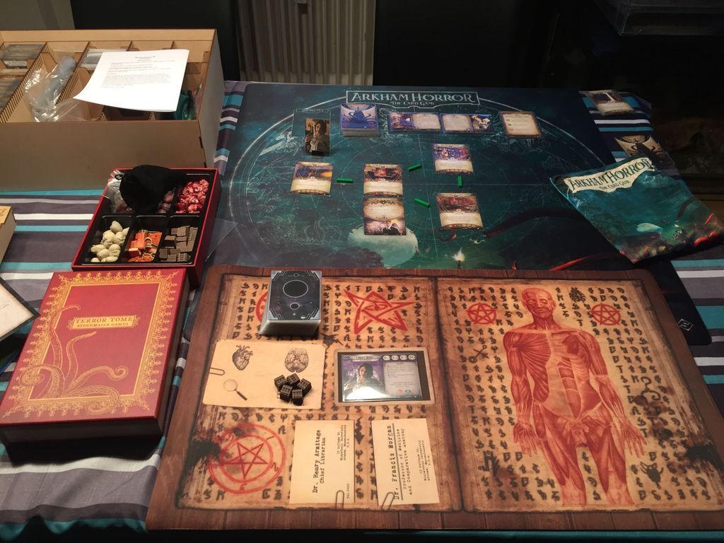 Arkham Horror: El juego de cartas - El legado de Dunwich jugabilidad