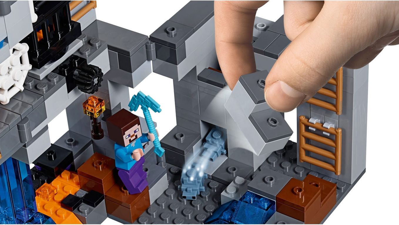 LEGO® Minecraft The Bedrock Adventures components