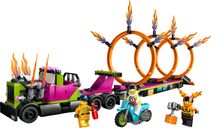 Stunttruck mit Feuerreifen-Challenge