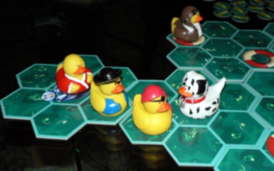Duck Duck Go Game COMPLETE APE Games 2010 Children's Bathtub Racing Rubber  Ducky