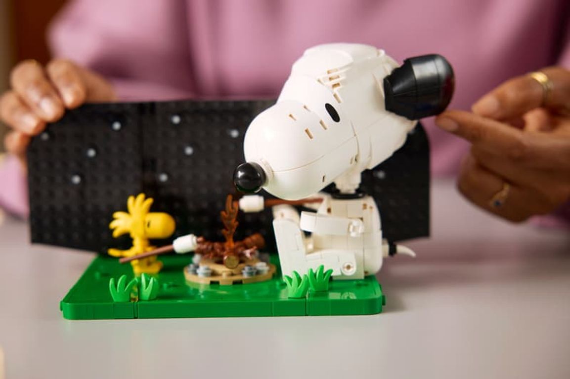 LEGO® Ideas Peanuts: Snoopy's Doghouse
