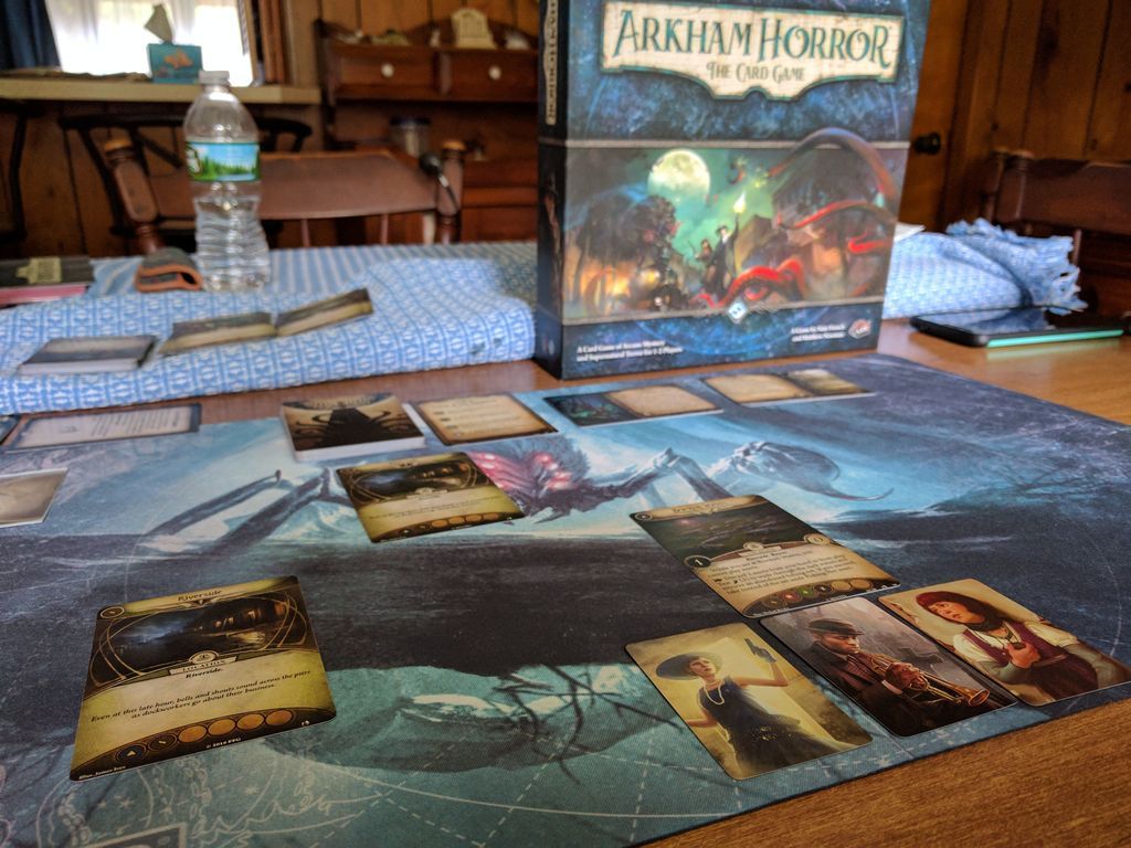 Horreur à Arkham: Le Jeu de Cartes - La Malédiction du Rougarou: Paquet Scénario gameplay