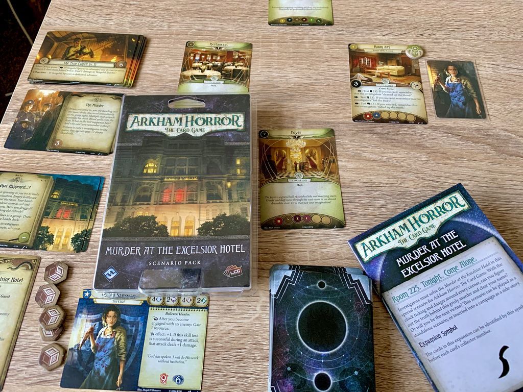 Horreur à Arkham: Le Jeu de Cartes – Meurtre à l'Hôtel Excelsior composants