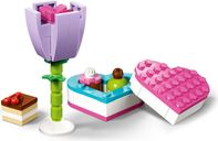 LEGO® Friends La boîte de chocolats et une fleur composants