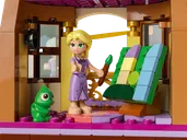 LEGO® Disney Torre de Rapunzel y El Patito Frito interior