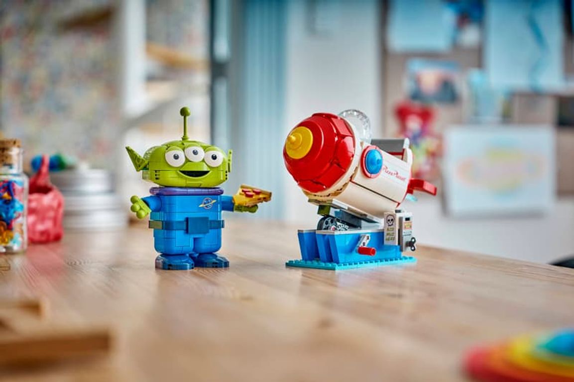 LEGO® Disney Alien mit Pizza Planet Raketenfahrt