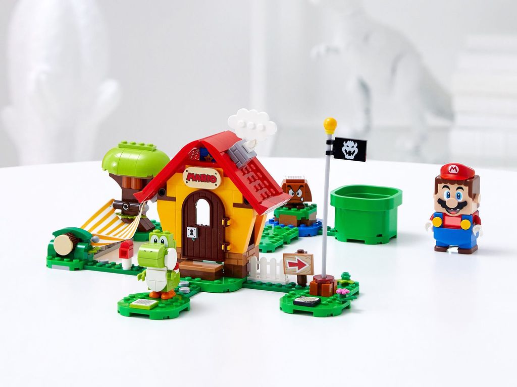 LEGO® Super Mario™ Mario’s House & Yoshi Expansion Set components