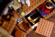 LEGO® Icons Maniero della Sindaca interno