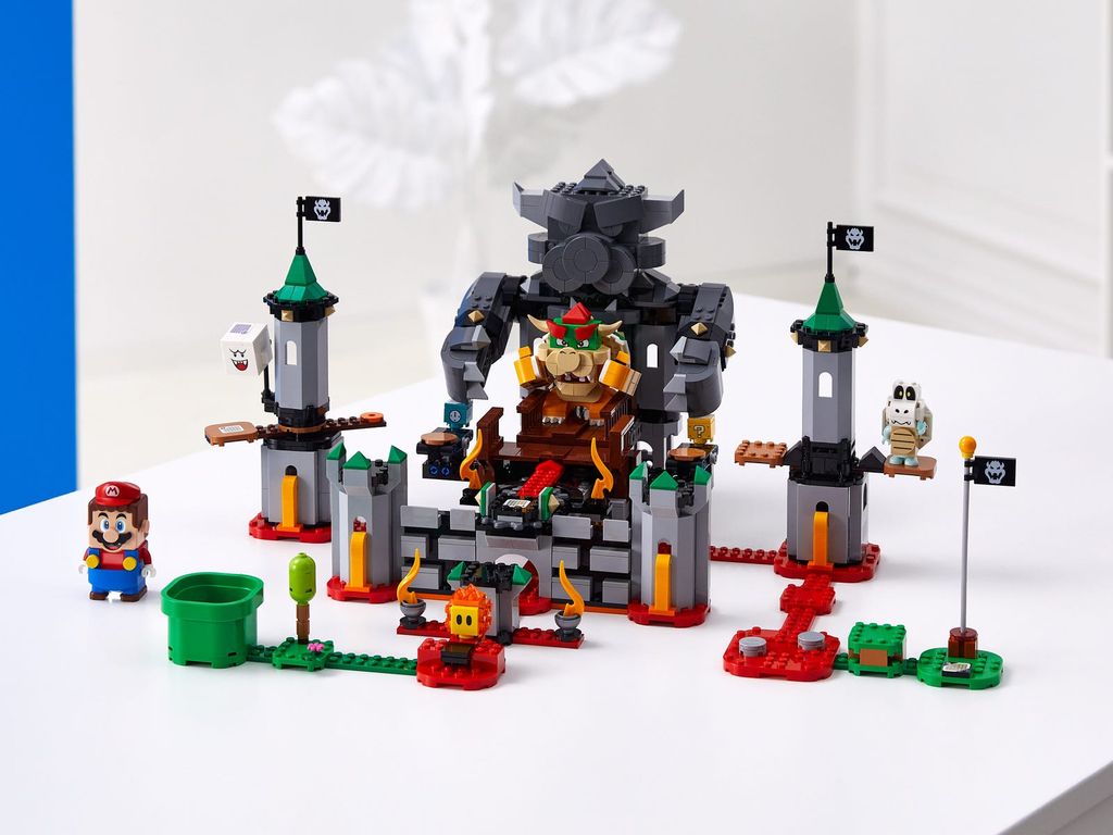 LEGO® Super Mario™ Bowser's Castle Boss Battle Expansion Set components