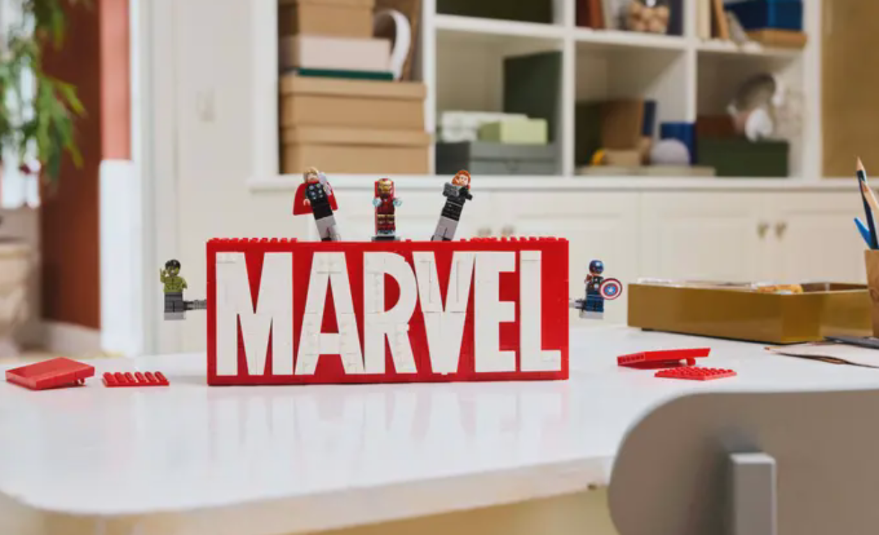 LEGO® Marvel Logo e Minifigure MARVEL