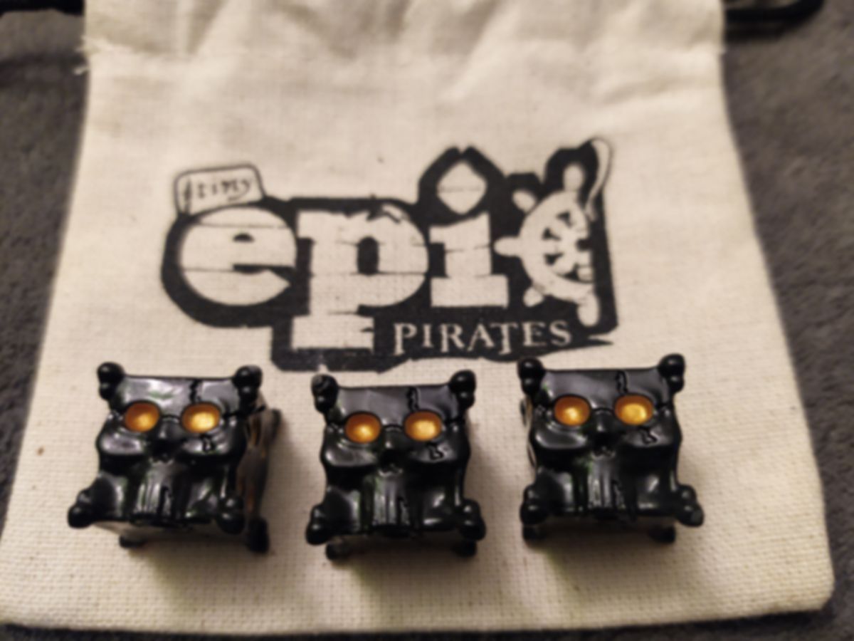 Tiny Epic Pirates: Skull Dice components