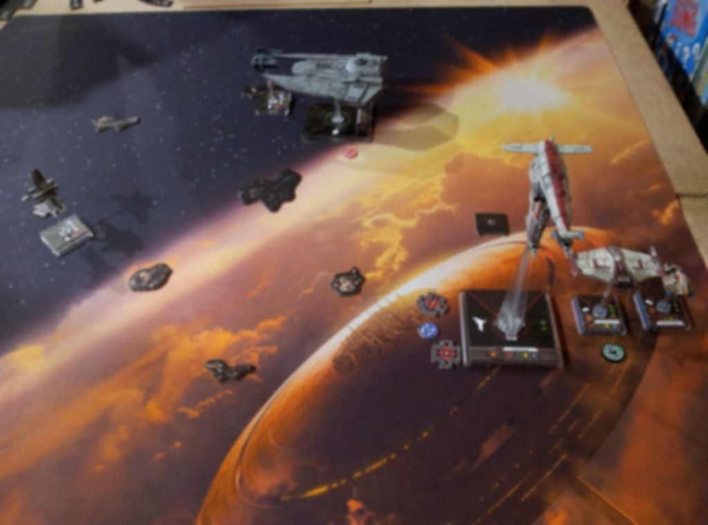 Star Wars X-Wing: El juego de miniaturas – Bombardero de la Resistencia – Pack de Expansión jugabilidad