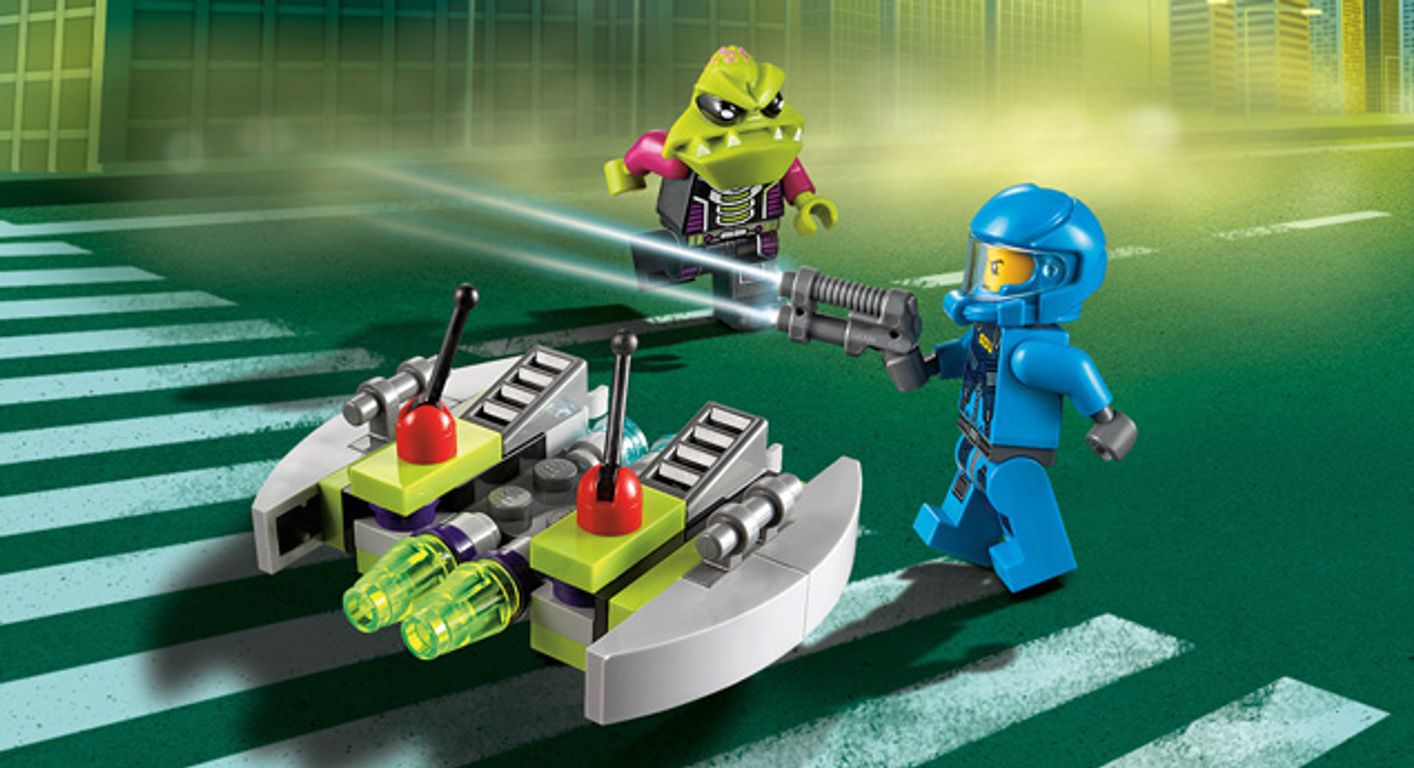 LEGO® Alien Conquest Alien Striker jugabilidad