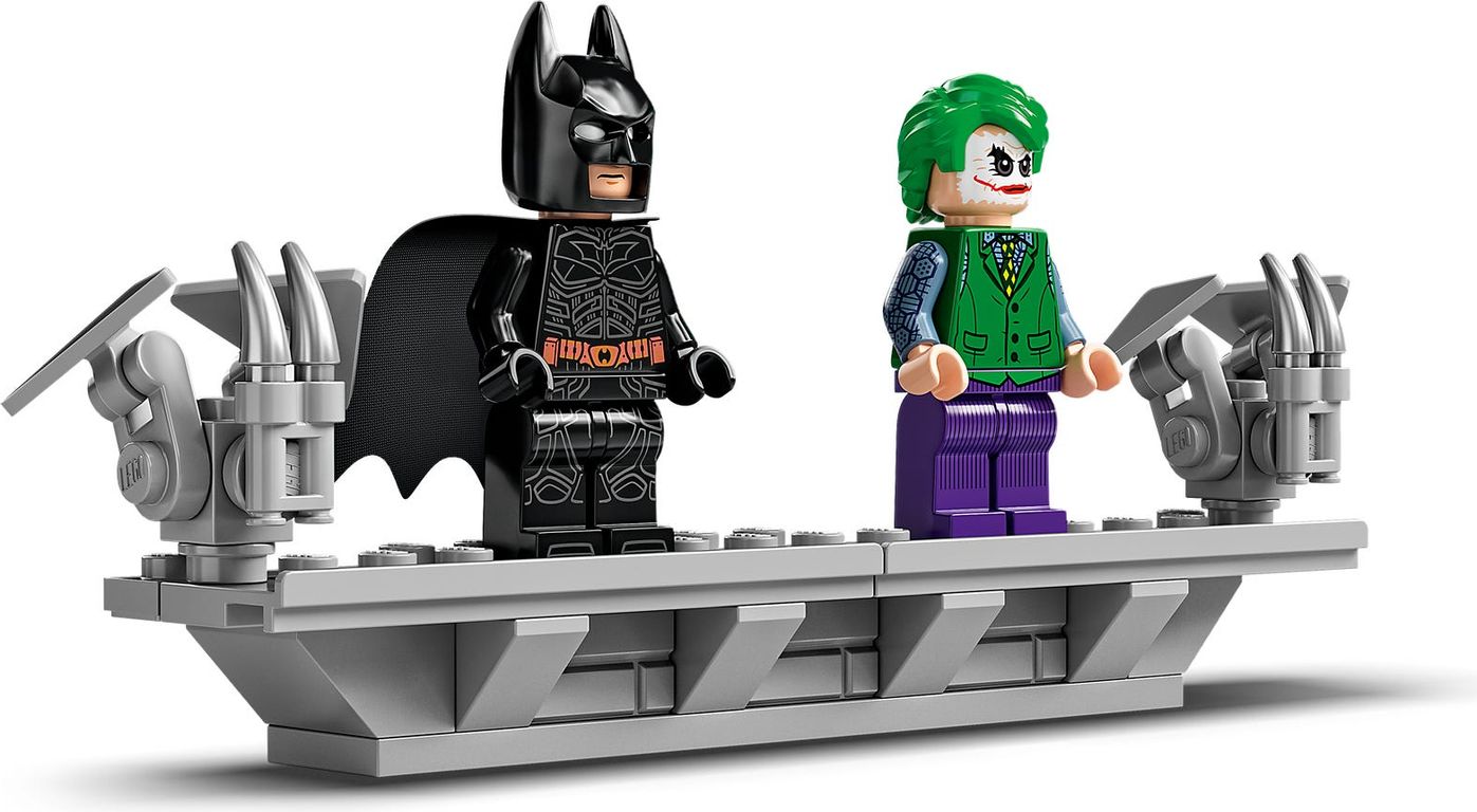LEGO® DC Superheroes Batman™ Batmobile™ Tumbler minifigures
