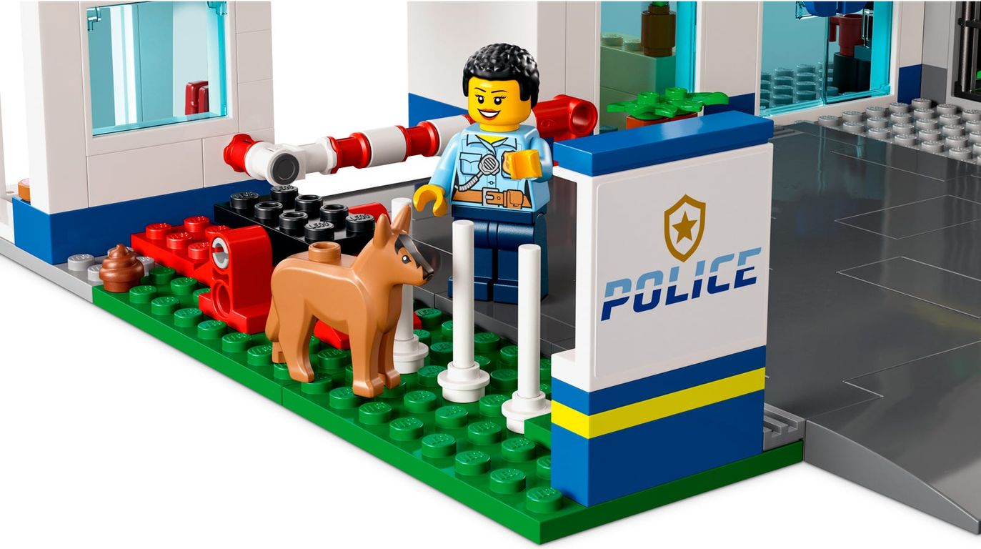 LEGO® City Police Station gameplay