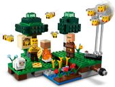 LEGO® Minecraft The Bee Farm gameplay