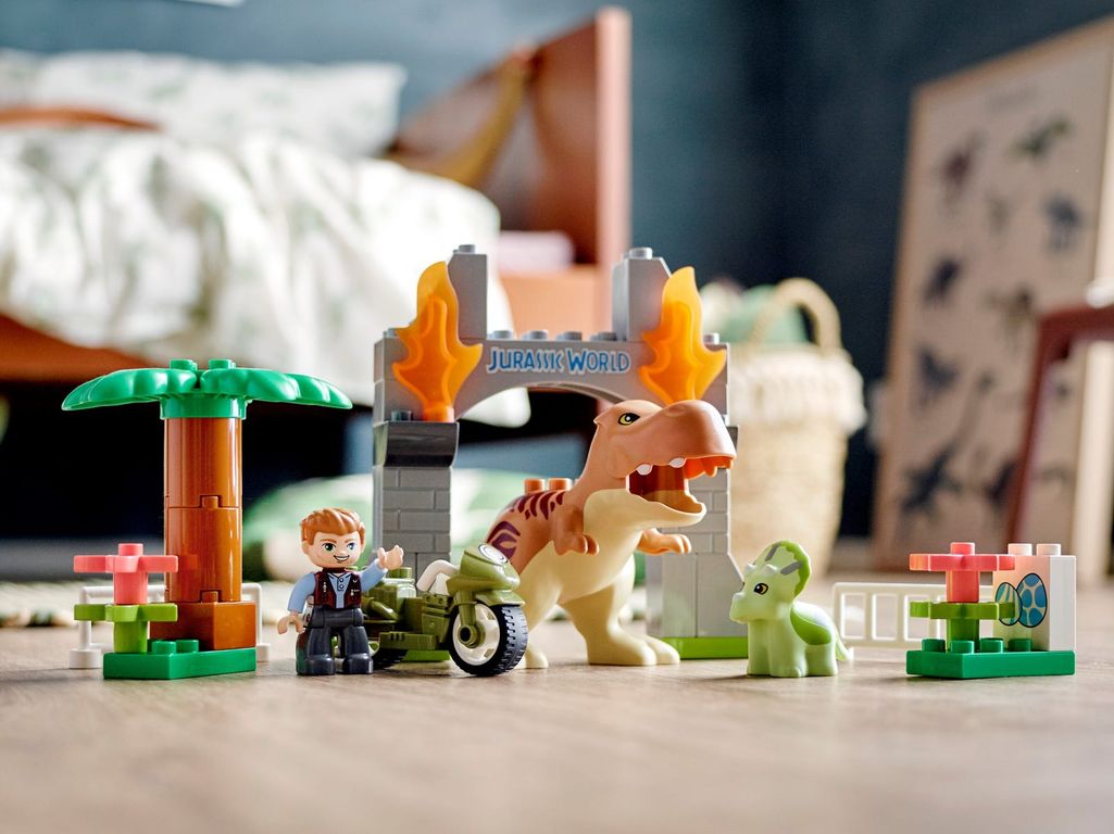 LEGO® DUPLO® T. rex and Triceratops Dinosaur Breakout gameplay
