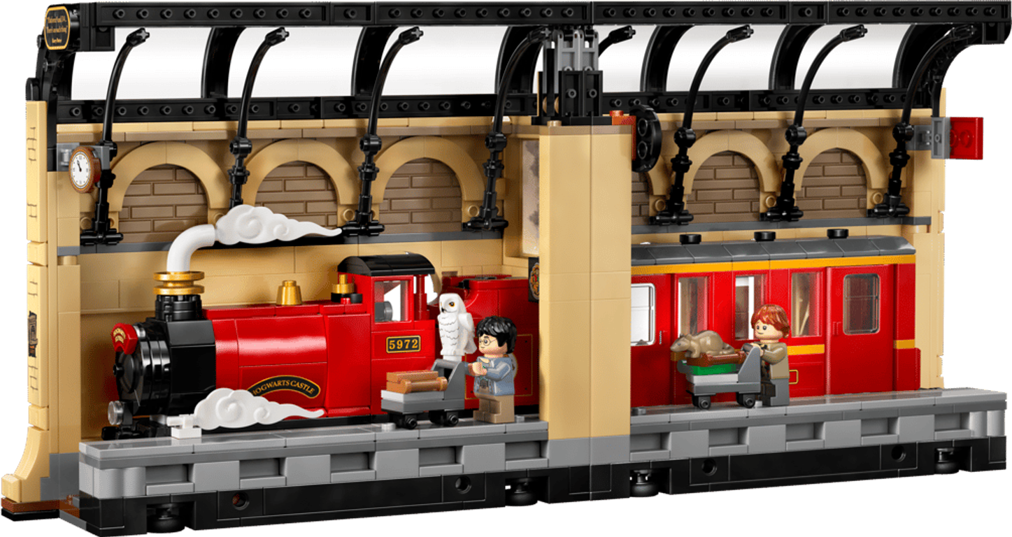 LEGO® Harry Potter™ Book Nook: Hogwarts Express components