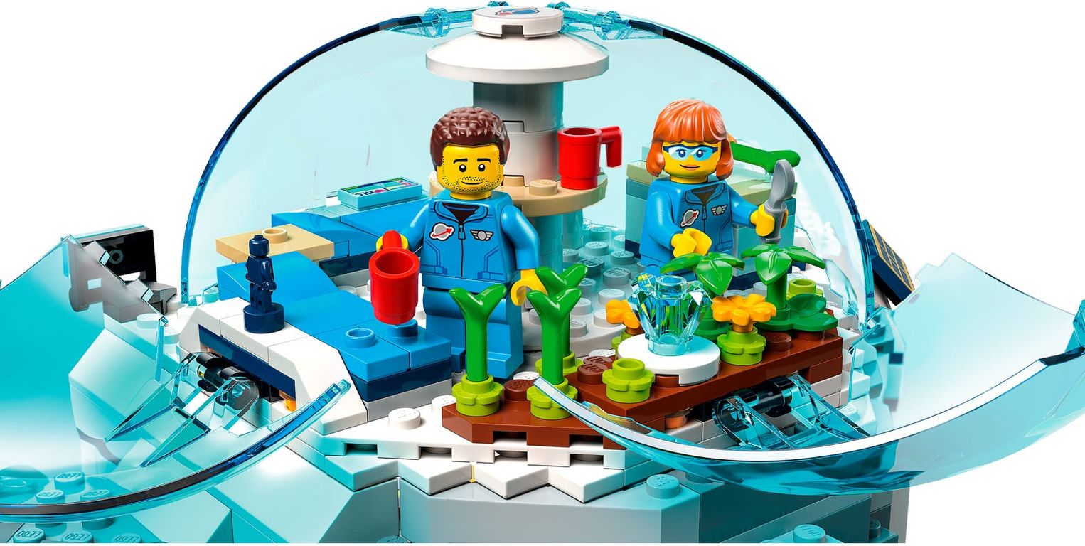 LEGO® City Lunar Research Base minifigures