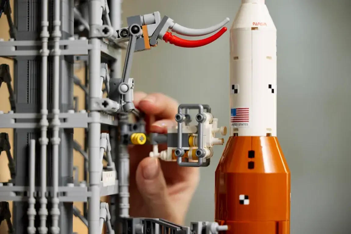 LEGO® Icons Sistema di lancio spaziale NASA Artemis