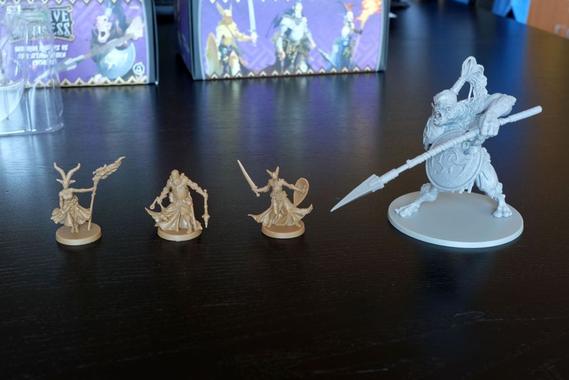 Massive Darkness - Les Prêtres Guerriers vs. La Lancière Cyclope miniatures