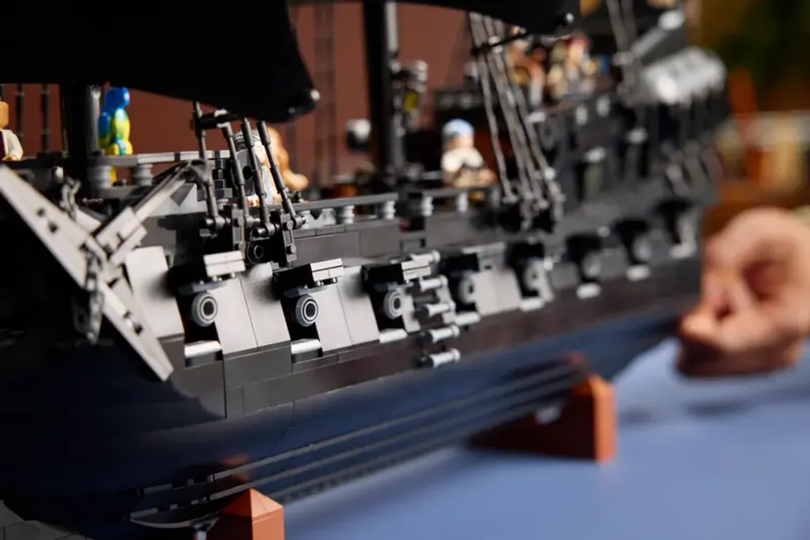 LEGO® Icons Captain Jack Sparrow's Pirate Ship