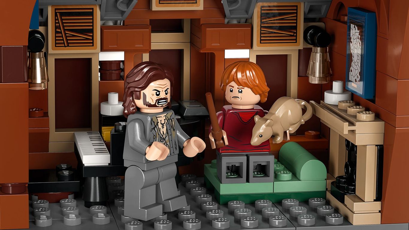 LEGO® Harry Potter™ The Shrieking Shack & Whomping Willow™ interior