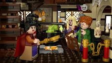LEGO® Ideas Disney Hocus Pocus: het huisje van de Sanderson-zussen interieur