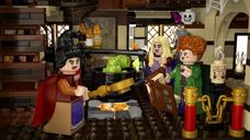 LEGO® Ideas Disney Hocus Pocus: il cottage delle sorelle Sanderson interno