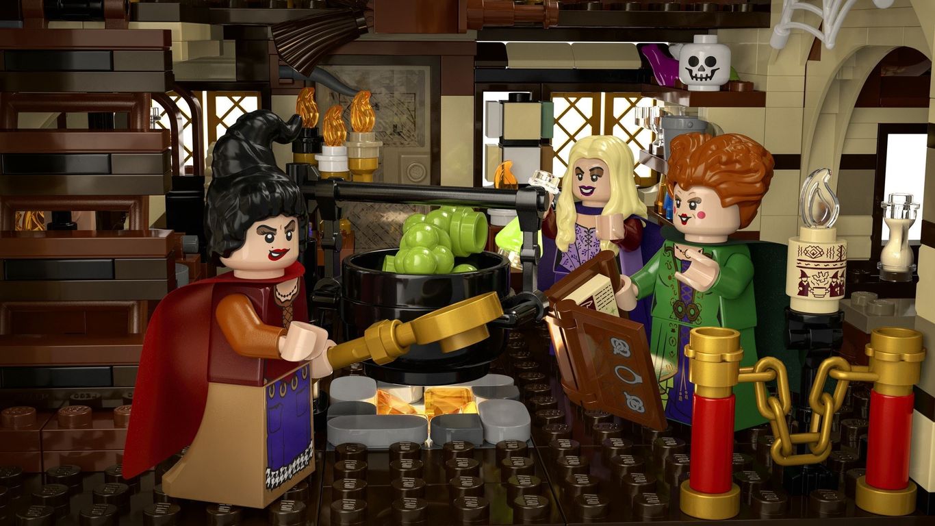 LEGO® Ideas Disney Hocus Pocus: il cottage delle sorelle Sanderson interno