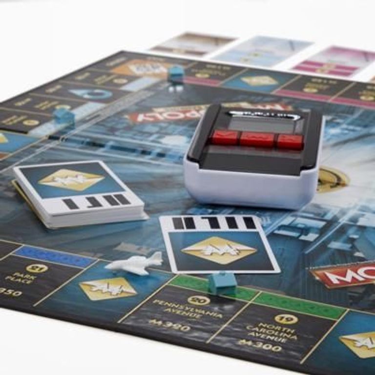 Monopoly: Ultimate Banking components