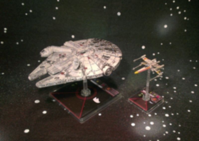 Star Wars X-Wing: El juego de miniaturas - Halcón Milenario – Pack de Expansión jugabilidad