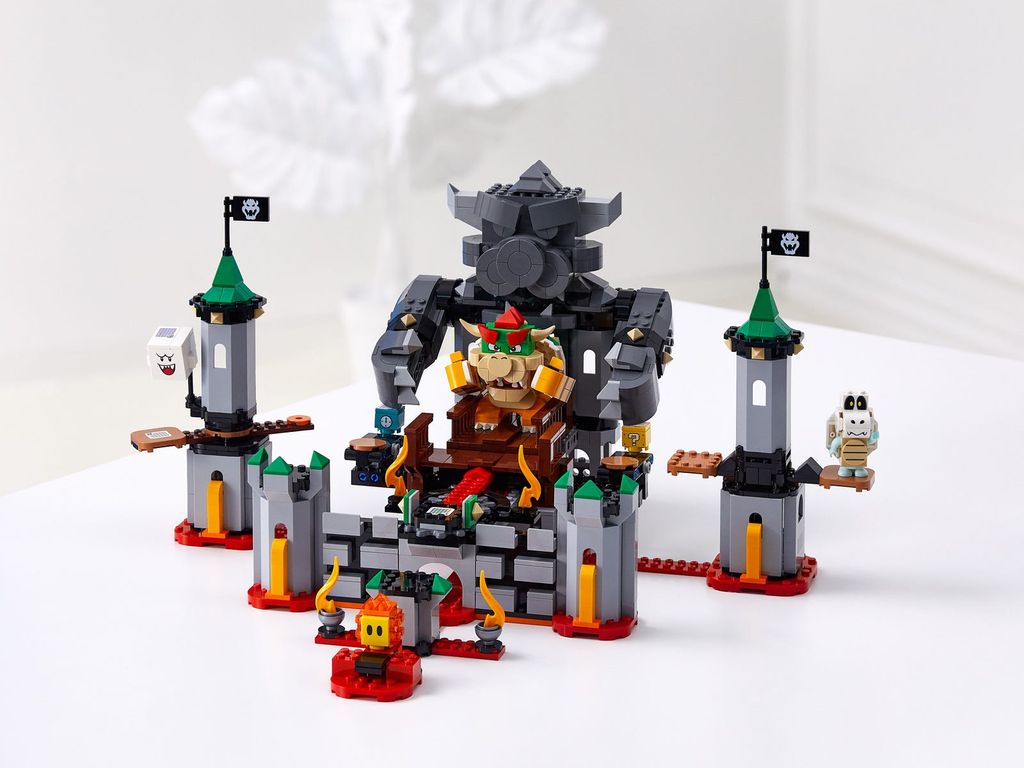 LEGO® Super Mario™ Bowser's Castle Boss Battle Expansion Set components